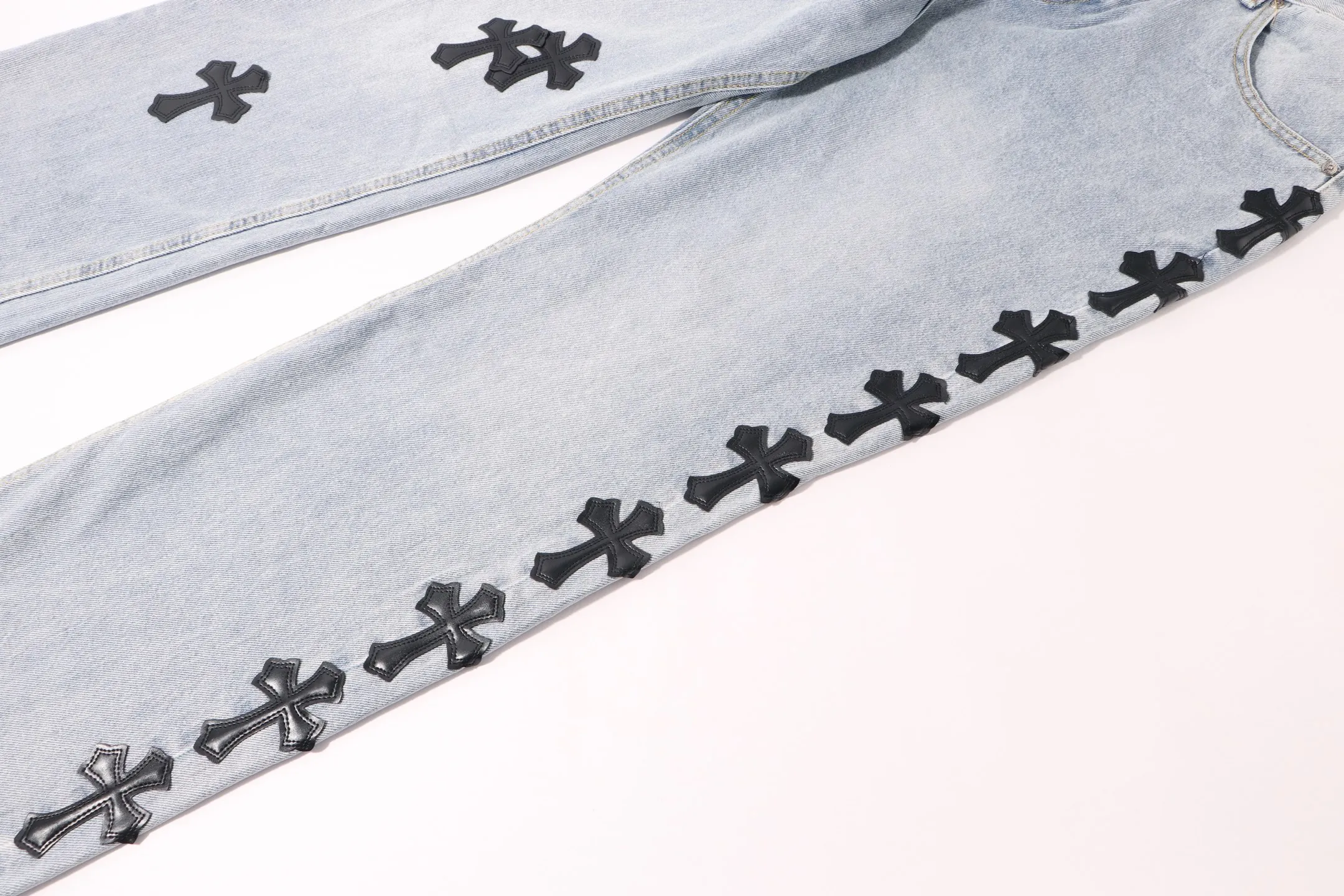 P230 Style number: H39 Croxin & 𝐂𝐡𝐫𝐨𝐦𝐞 𝐇𝐞𝐚𝐫𝐭 ss25 blue black blue and white grained leather denim workwear logging pants. Styles with different washed textures are very friendly to people with thin legs. The slightly flared version perfectly modifies the leg shape. The timeless and moderate length makes it easy to match and match. It is the basis for various styles and is a must-have in your wardrobe! The fabric is stiff but also makes the upper body soft without losing texture. The washing process is even more perfect. It is a must-have item for everyone! ! ! Washed wheat, hang tag, pants label, three labels complete Color: blue Size: 28-30-32-34